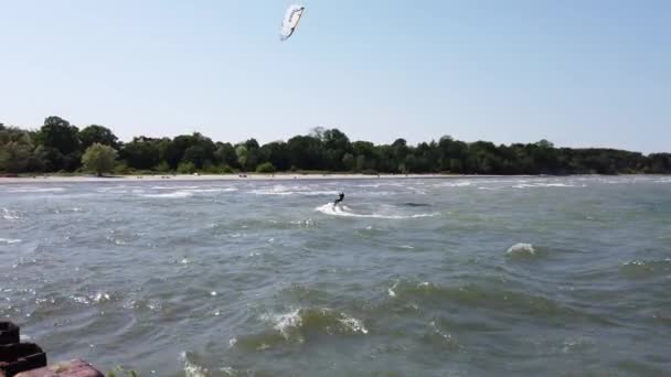 Kite Surfer Γλιστρούν Πάνω Από Νερό Κοντά Στην Παραλία — Αρχείο Βίντεο