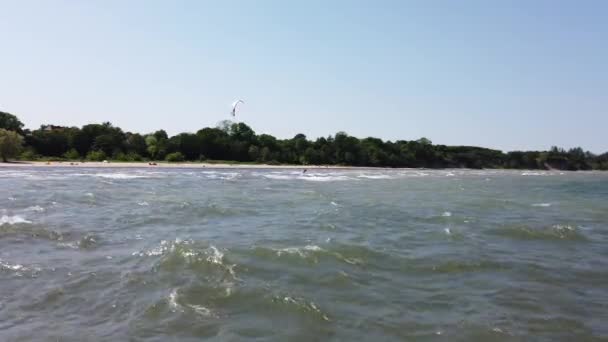 风筝冲浪者滑过海滩附近的水面 — 图库视频影像