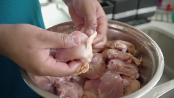 Primer Plano Pollo Crudo Pelado — Vídeo de stock