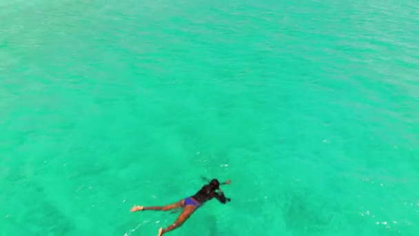 Bikini Model Genieten Van Het Kristalheldere Water Van Tobago Cays — Stockvideo