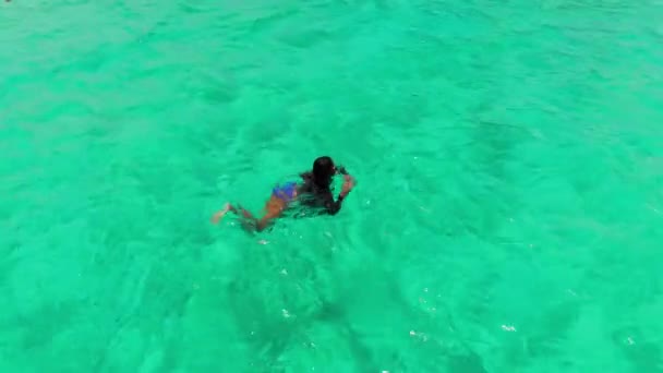 在圣文森多巴哥礁晶莹清澈的水面上游泳的模特的空中照片 — 图库视频影像