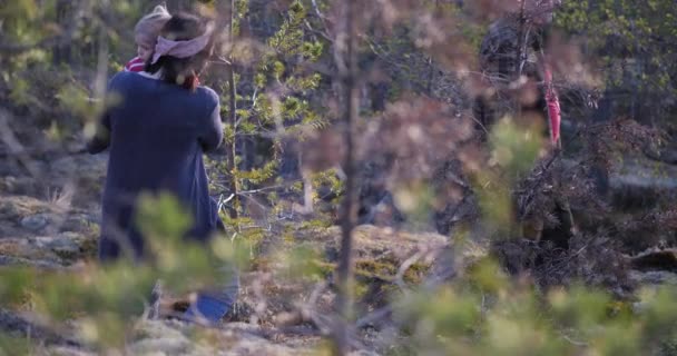Родина Багатьох Поколінь Йде Лісовій Стежці Матір Малюком Фокусі Одяг — стокове відео