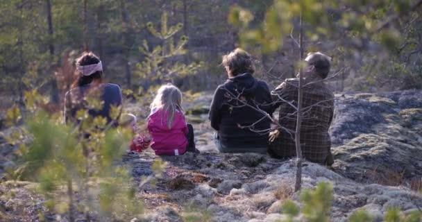 Flergenerationens Familjevandring Skogen Picknickpaus Och Solnedgång — Stockvideo