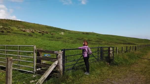 Žena Rambler Dává Pauzu Bere Krajině Názory Pobřeží Scotland Fife — Stock video