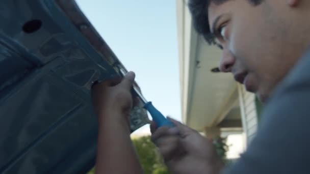 修理汽车车篷的十几岁男孩 — 图库视频影像