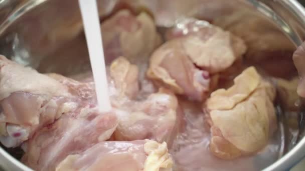 Extreme Menutup Mangkuk Ayam Mentah Yang Dibilas — Stok Video