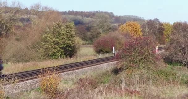 Letecký Pohled Malý Dojíždějící Vlak Projíždějící Krajinou Kent Velká Británie — Stock video