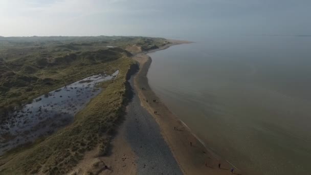 Sahildeki Bir Sahilin Havadan Görünüşü Aşağı Iniyor Ngiliz Gölü Bölgesi — Stok video