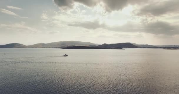 Σκάφος Στη Θάλασσα Έντονα Σύννεφα Βόλος Ελλάδα — Αρχείο Βίντεο