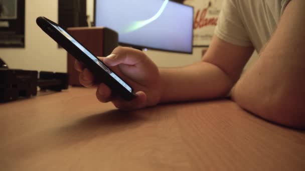 Adam Arka Plandaki Masaüstü Bilgisayarındaki Animasyon Ekran Koruyucusuyla Cep Telefonuyla — Stok video