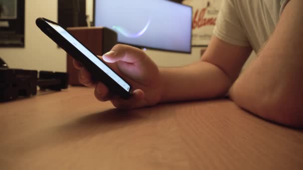 Man Scrolling Přes Mobilní Telefon Kalendář Počítači Stolu Pohybující Spořič — Stock video