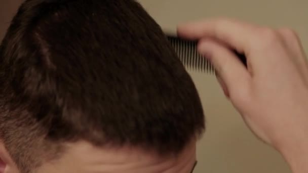 Zbliżenie Ujęcia Młodej Osoby Czesającej Włosy — Wideo stockowe