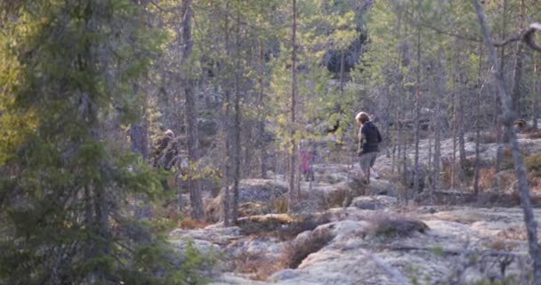 複数の世代の家族の森の歩道で山を歩くと スローモーション長いショット — ストック動画