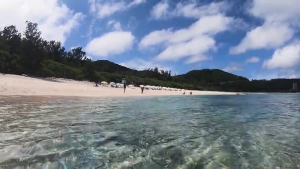 Рычаг Воды Выстрел Туристов Спокойном Пляже Тропическом Острове Окинава Япония — стоковое видео