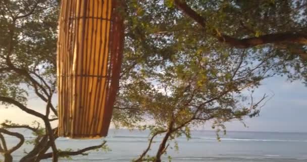 インドネシア バリ島のGili Trawanganのビーチでの夕日の美しい景色 安定した4K映像が日没に向かって上下に移動し — ストック動画