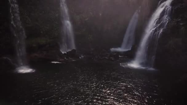 Tiro Local Secreto Quatro Cachoeiras Água Doce Todas Jorrando Para — Vídeo de Stock