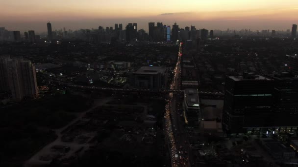 忙しいオレンジ色の動脈路の映画の空中ショットと夕暮れ時の交差点の陸橋 — ストック動画