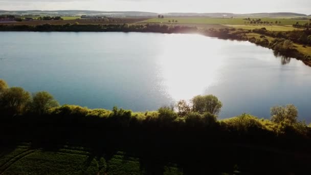 Voo Aéreo Sobre Pequeno Lago Próximo Prado Verão — Vídeo de Stock