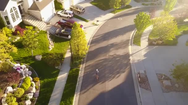 Een Man Rijdt Zijn Skateboard Van Een Heuvel Door Een — Stockvideo