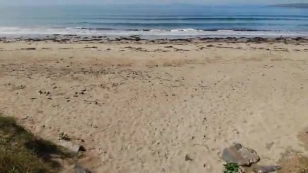 Drone Está Aproximando Rapidamente Oceano Dunas Arenosas — Vídeo de Stock