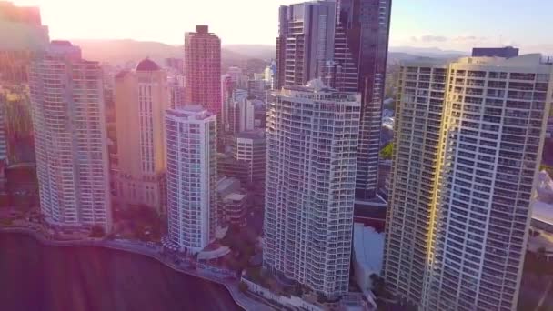 Panning Luchtfoto Van Hoge Flatgebouwen Aan Rivier Bij Zonsondergang Met — Stockvideo