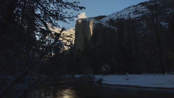 Yosemite Åkerfräken Faller Eld Vintern Capitan Från Merced River Timelapse — Stockvideo