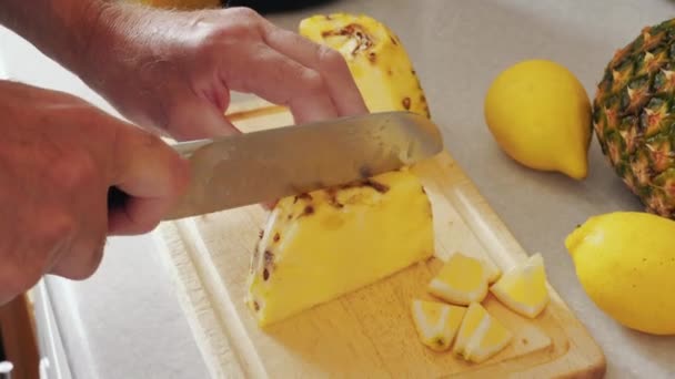 Beelden Tonen Een Man Snijden Cubing Een Ananas Klaar Voor — Stockvideo