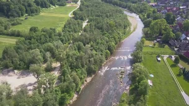 Widok Powietrza Pochyleniem Rzeki Zakopanem Wieloma Domami — Wideo stockowe