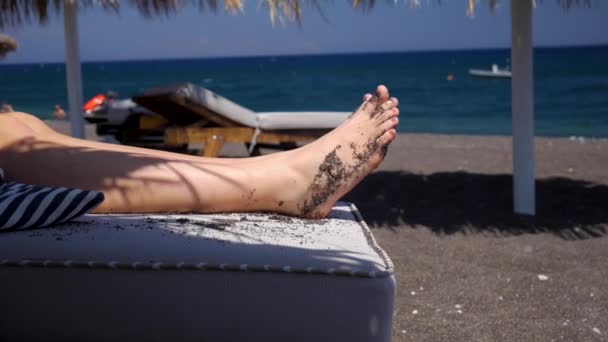 Close Van Een Vrouw Voeten Tijdens Het Zonnebaden Door Lava — Stockvideo