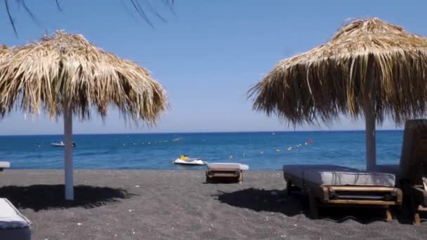 Handheld Szerokie Ujęcie Perissa Beach Santorini Grecja Black Lava Sand — Wideo stockowe