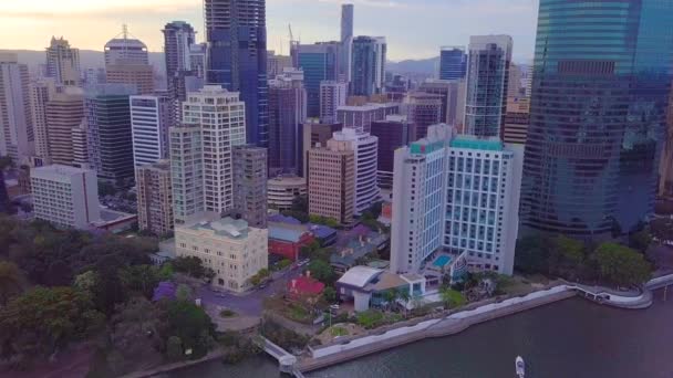 Luchtfoto Van Hoge Gebouwen Aan Rivier Het Centrum Bij Zonsondergang — Stockvideo