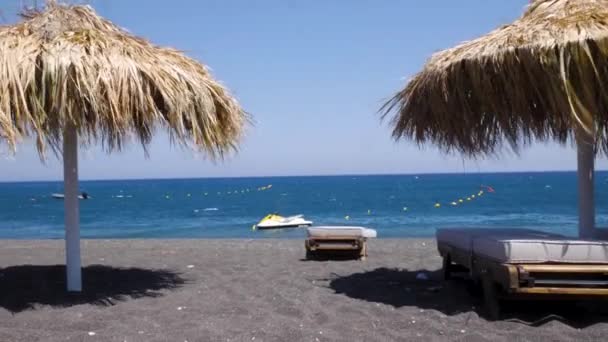 Kézi Moving Wide Shot Perissa Beach Santorini Görögország Fekete Lava — Stock videók