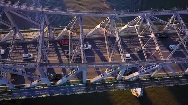 Omhoogkantelen Vanuit Lucht Slow Motion Zicht Van Een Metalen Brug — Stockvideo