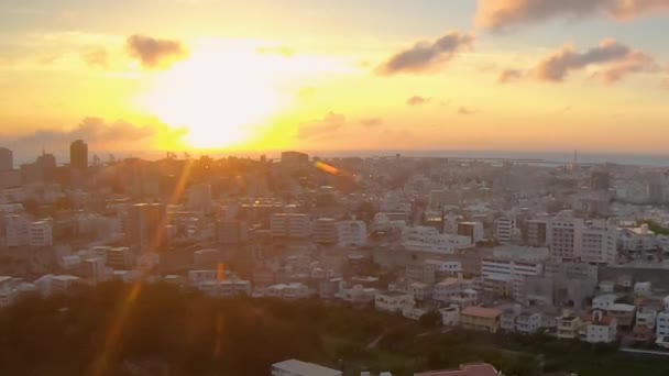 Timelapse Ángulo Alto Sol Naranja Deslumbramiento Puesta Del Sol Naha — Vídeos de Stock