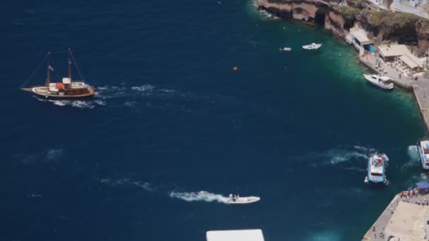 High Angle Closer Wide Shot Boat Leaving Porto Thira Santorini — Vídeo de Stock