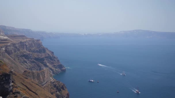 Széles Lövés Sziklák Santorini Görögország Kilátás Tetején Város Thira Csónakokkal — Stock videók