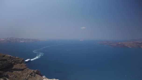 Panning Handheld Wide Shot Ocean Cliff Thira Santorini Greece Boat — Vídeo de Stock