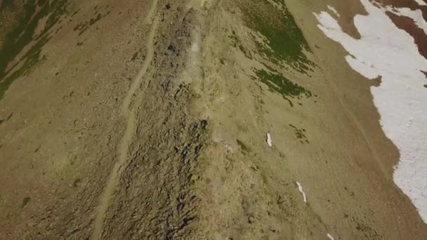 Panning Drone Shot Revelando Las Hermosas Cumbres Rocosas Las Montañas — Vídeos de Stock