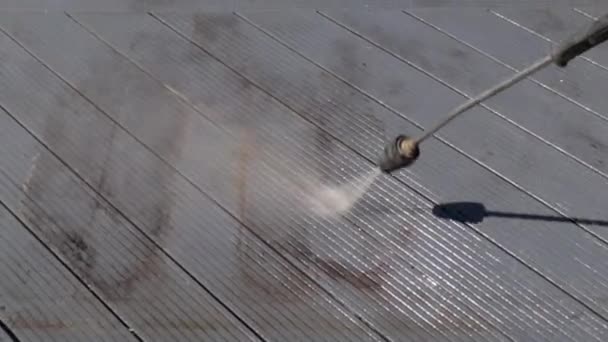 Yüksek Basınçlı Jeti Temizleyicisi Kirli Siyah Güverteyi Yıkıyor Buharla Gökkuşağı — Stok video