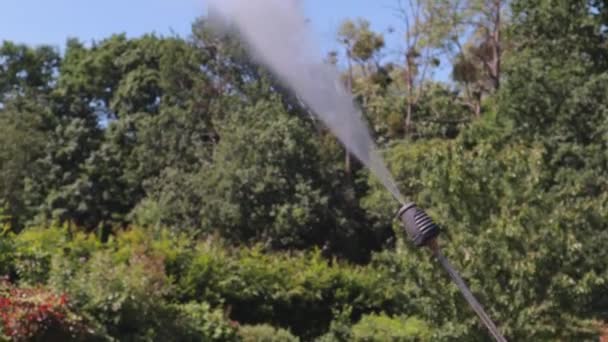 高圧水清浄ノズルが屋外で水を発射 — ストック動画