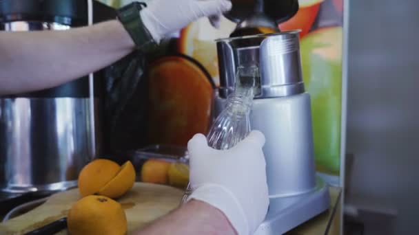 Close Shot Van Mens Zetten Sinaasappels Citrus Sapcentrifuge Vullen Fles — Stockvideo
