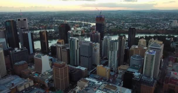 Omhoogkantelen Vanuit Lucht Van Een Stad Met Hoge Gebouwen Ochtend — Stockvideo