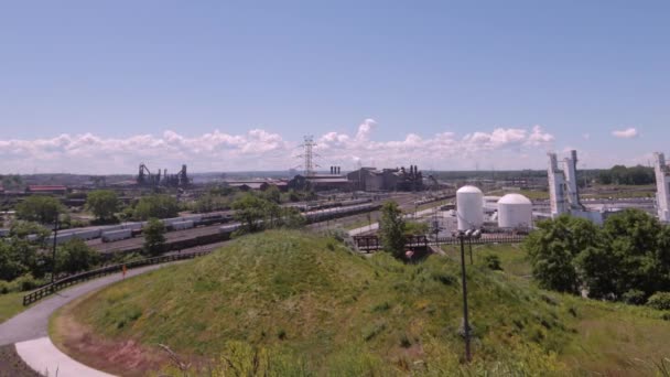 Usines Projetant Fumée Vapeur Dans Ciel Bleu Avec Des Nuages — Video