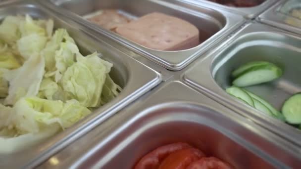 Vue Rapprochée Des Récipients Métal Avec Jambon Fromage Salades Autres — Video