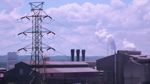 Fábricas Que Producen Contaminación Aire Día Soleado Con Cielos Azules — Vídeo de stock