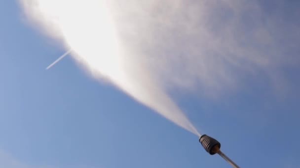 Limpiador Chorro Agua Alta Presión Disparando Aire Con Cielo Azul — Vídeo de stock