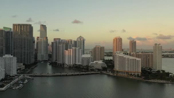 Tiro Aéreo Dolly Cinematográfico Chave Brickell Miami Florida Por Sol — Vídeo de Stock