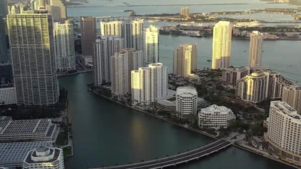 Fotografía Aérea Cinematográfica Brickell Key Miami Florida Atardecer Durante Hora — Vídeos de Stock