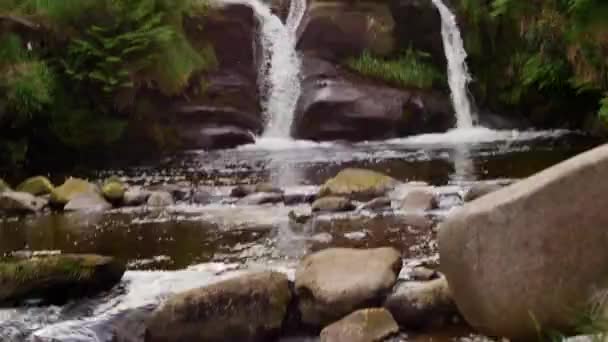 小さな滝のある川の景色 ピーク地区の3つのローチヘッドで — ストック動画
