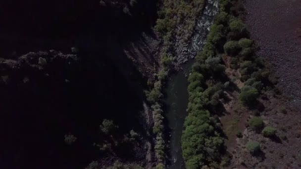 Drone Panning River Canyon Reveal Mountains Distance Lassen County Northern — Stock Video